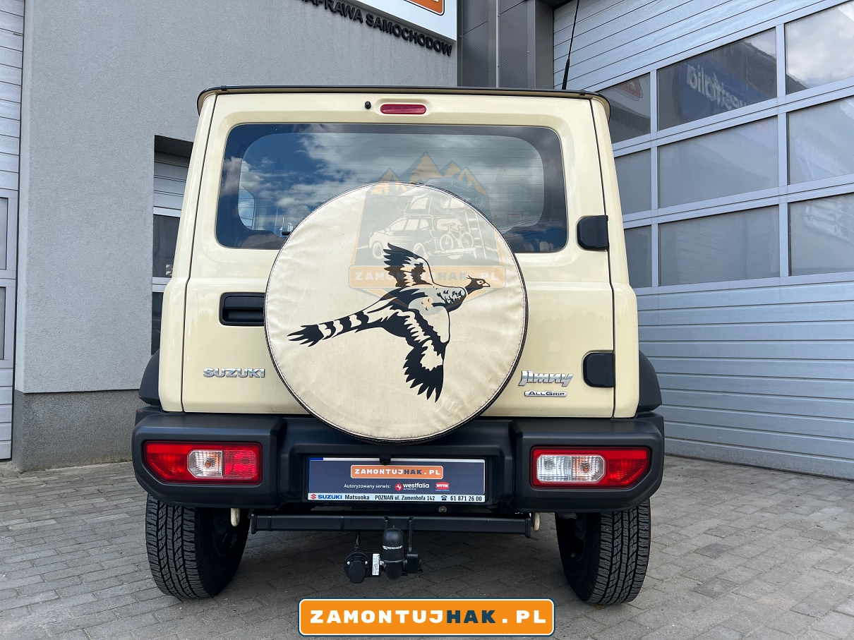 na zdjeciu suzuki jimny z hakiem holowniczym wypinanym poziomo po montazu w serwisie zamontujhak.pl w poznaniu 